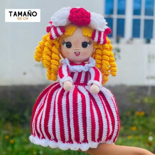 Muñeca amigurumi con vestido
